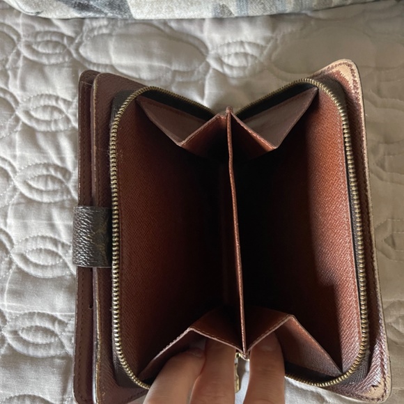 Louis Vuitton - Picture 2 of 6